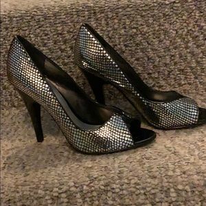 Peep toe pump (shoes)